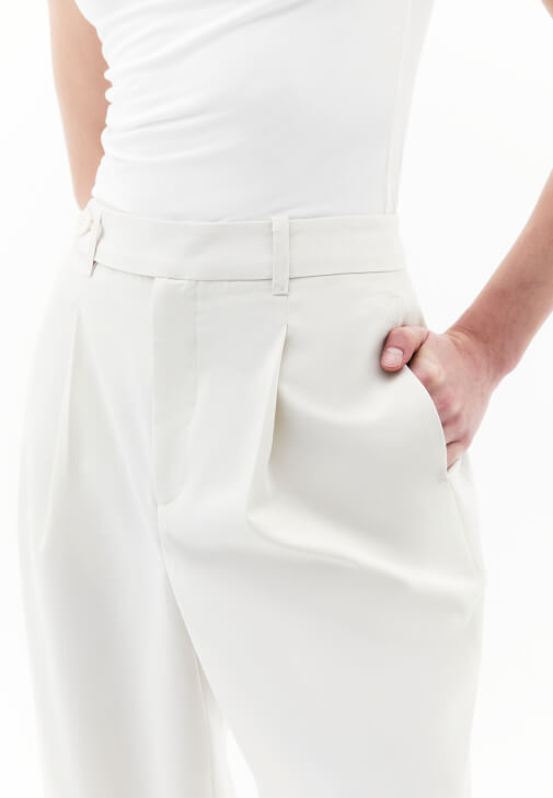 Yüksek Bel Straight-Fit Pantolon ve Asimetrik Bluz Kombini