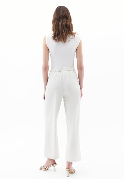 Yüksek Bel Straight-Fit Pantolon ve Asimetrik Bluz Kombini