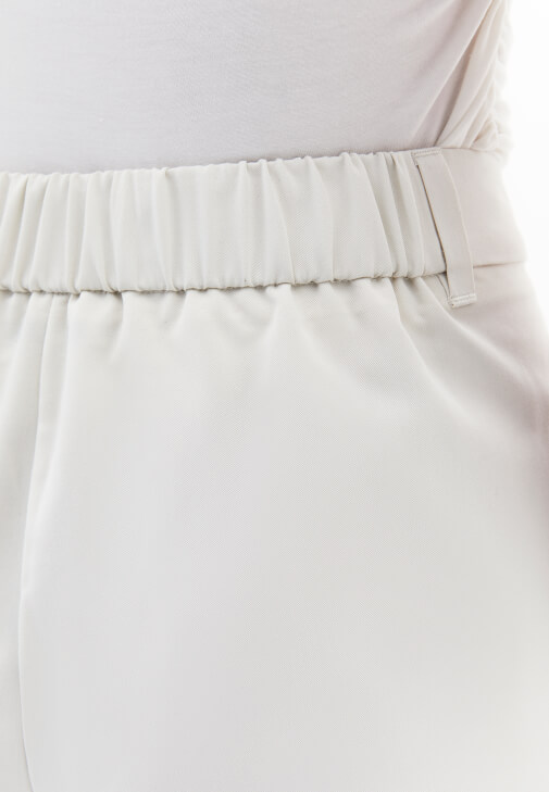 Yüksek Bel Straight-Fit Pantolon ve Asimetrik Bluz Kombini