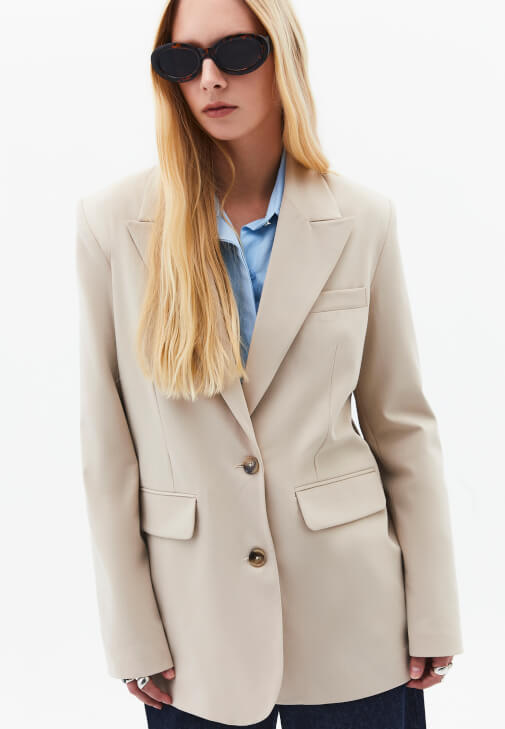 Blazer Ceket ve Barrel-Fit Denim Kombini