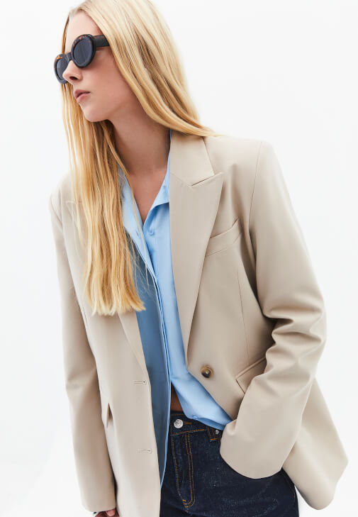 Blazer Ceket ve Barrel-Fit Denim Kombini