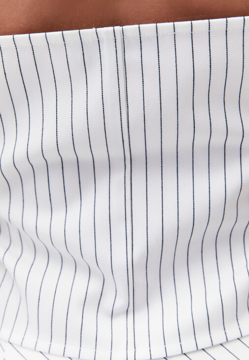 Çizgili Yelek ve Barrel-Fit Pantolon Kombini