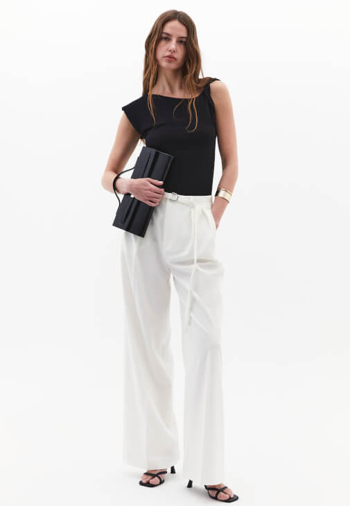 Wide-Leg Pantolon ve Tek Omuzlu Bluz Kombini