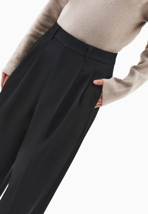 Wide-Leg Pantolon ve Fermuarlı Kazak Kombini