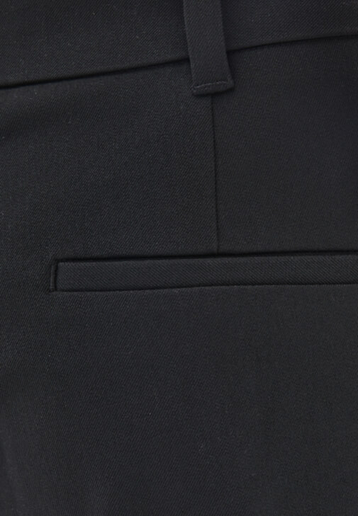 Wide-Leg Pantolon ve Fermuarlı Kazak Kombini