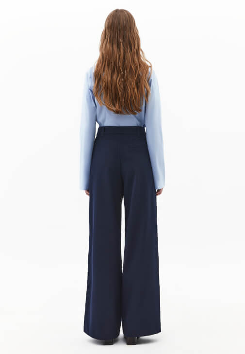 Wide-Leg Pantolon ve Slim-Fit Gömlek Kombini