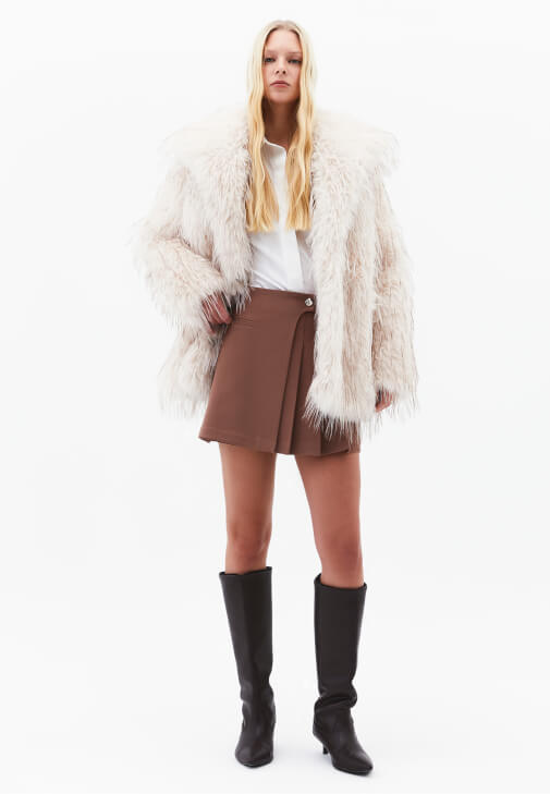 Mini Etek ve Kürk Kaban Kombini