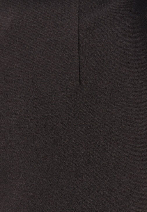 Yırtmaçlı Şort Etek ve Kazak Kombini