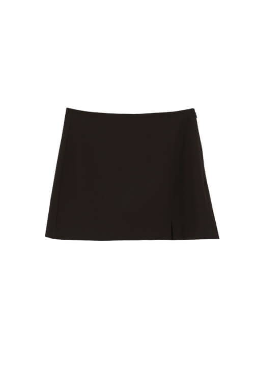 Yırtmaçlı Şort Etek ve Kazak Kombini