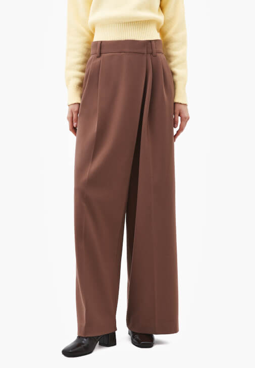 Asimetrik Pantolon ve Bot Yaka Kazak Kombini