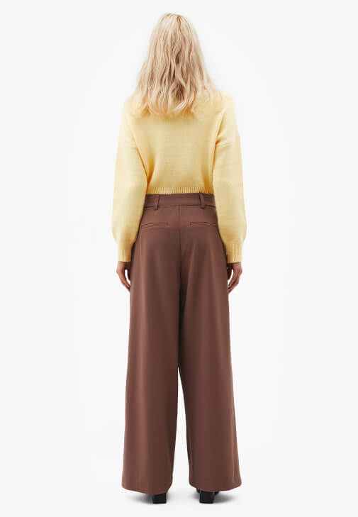 Asimetrik Pantolon ve Bot Yaka Kazak Kombini