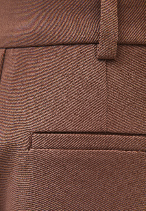 Asimetrik Pantolon ve Bot Yaka Kazak Kombini