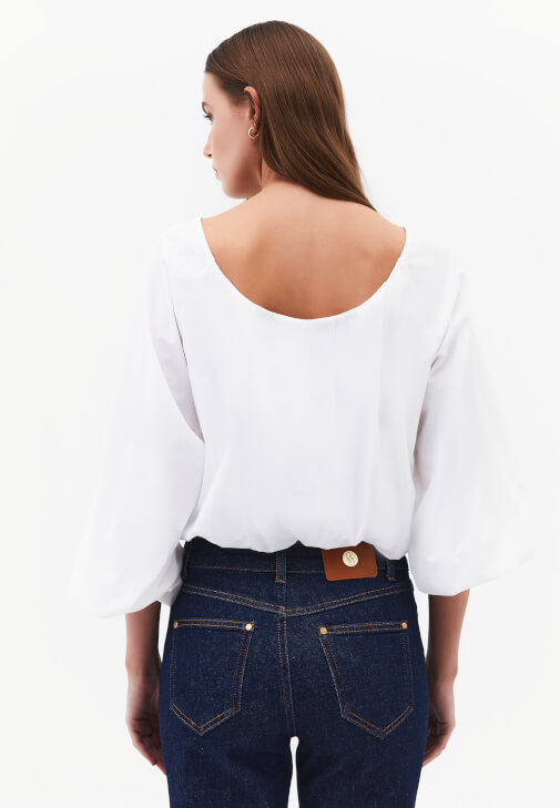 Balon Bluz ve Straight-Fit Denim Kombini