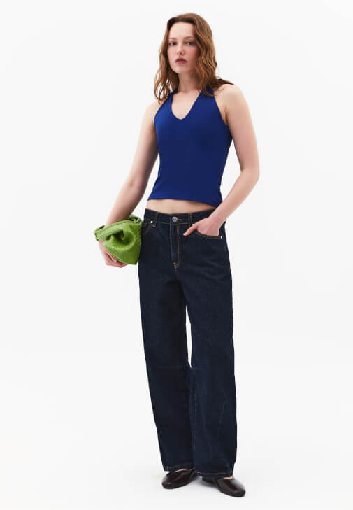 Halter Yaka Bluz ve Barrel-Fit Denim Kombini