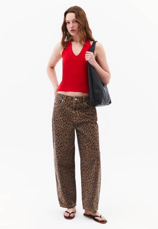 Düğmeli Bluz ve Leoparlı Pantolon Kombini
