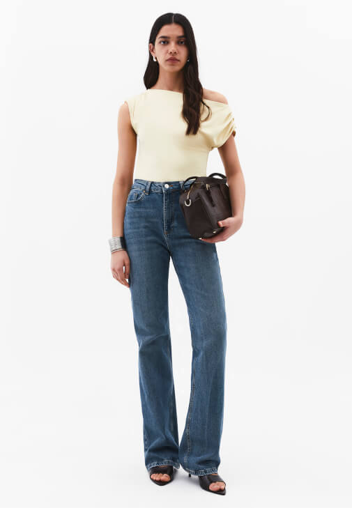  Bot Yaka Bluz ve Bootcut Denim Kombini