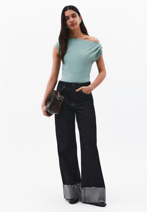  Büzgü Detaylı Bluz ve Denim Pantolon Kombini