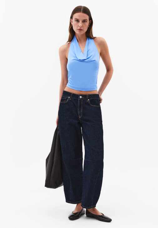 Bluz ve Barrel-Fit Denim Kombini