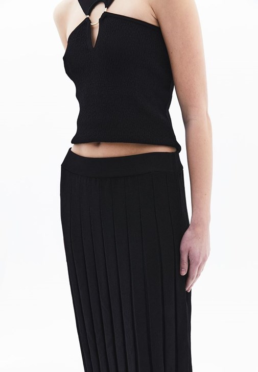 Pileli Midi Etek ve Tokalı Atlet Kombini