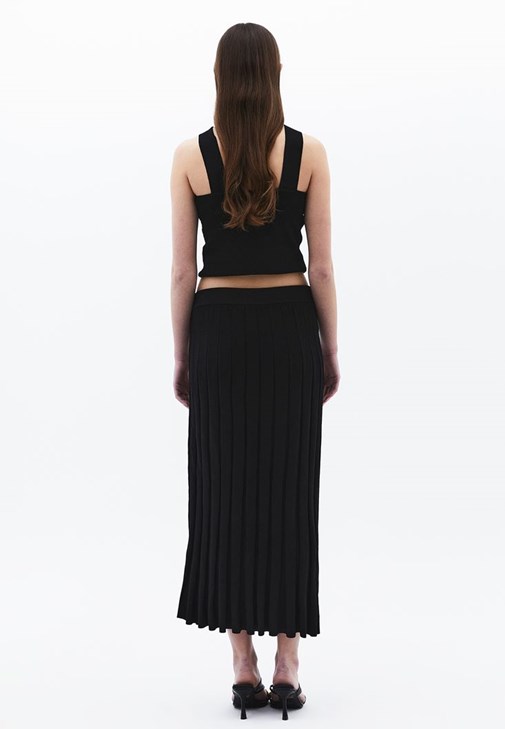 Pileli Midi Etek ve Tokalı Atlet Kombini