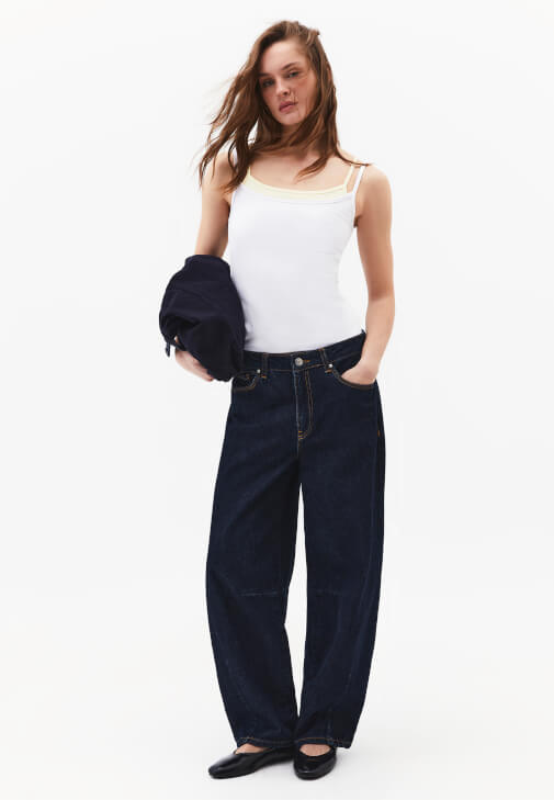 Çift Katlı Atlet ve Barrel-Fit Denim Kombini