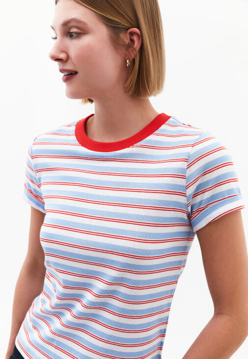 Çizgili Tişört ve Pantolon Kombini