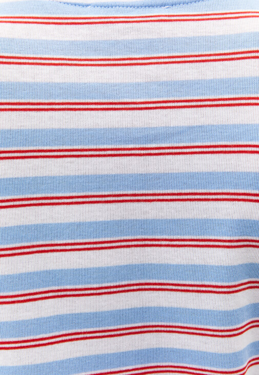 Çizgili Tişört ve Pantolon Kombini