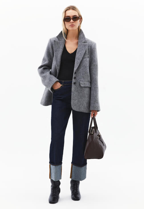  V Yaka Atlet ve Flare Denim Kombini