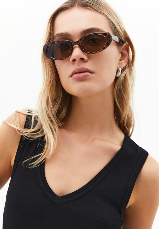 V Yaka Atlet ve Flare Denim Kombini