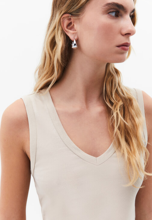 Atlet ve Barrel-Fit Denim Kombini