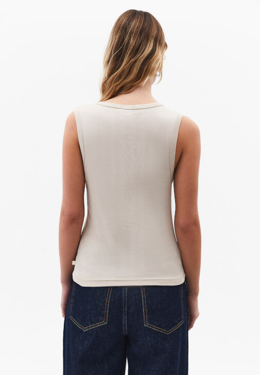 Atlet ve Barrel-Fit Denim Kombini