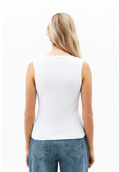 Atlet ve Wide-Leg Denim Kombini