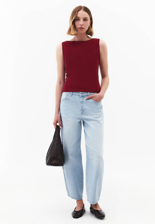 Bot Yaka Atlet ve Barrel-Fit Denim Kombini