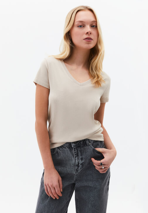 Bej V Yaka Pamuklu Tişört