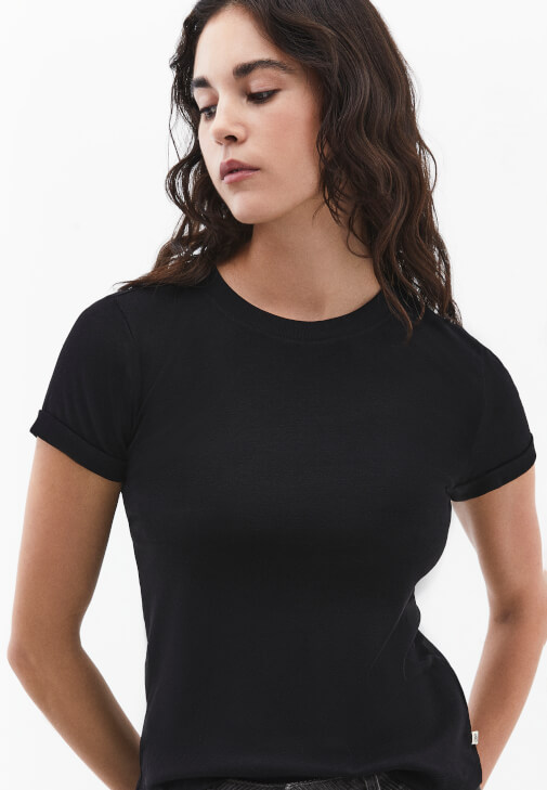 Sıfır Yaka Tişört ve Kadife Pantolon Kombini