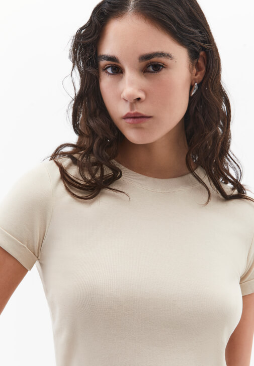 Sıfır Yaka Tişört ve Flare Pantolon Kombini