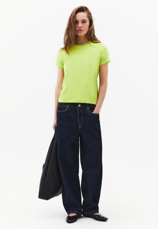  Pamuklu Tişört ve Barrel-Fit Pantolon Kombini