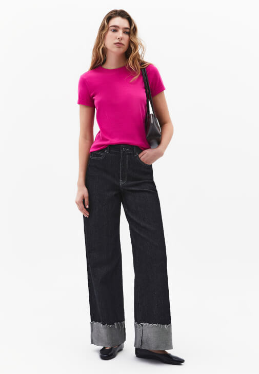  Pamuklu Tişört ve Denim Pantolon Kombini