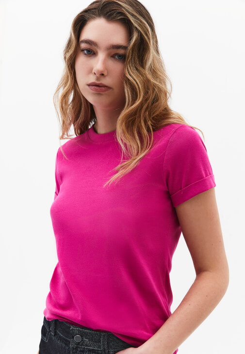 Pamuklu Tişört ve Denim Pantolon Kombini