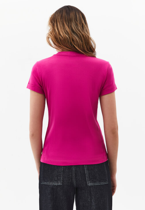 Pamuklu Tişört ve Denim Pantolon Kombini