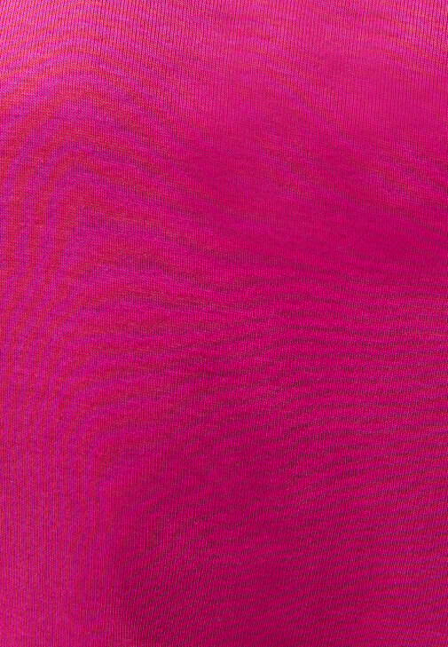 Pamuklu Tişört ve Denim Pantolon Kombini