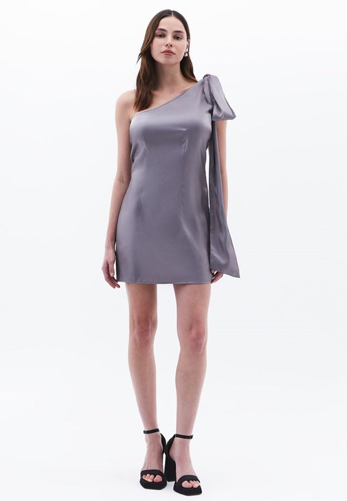 Saten Mini Elbise ve Ayakkabı Kombini