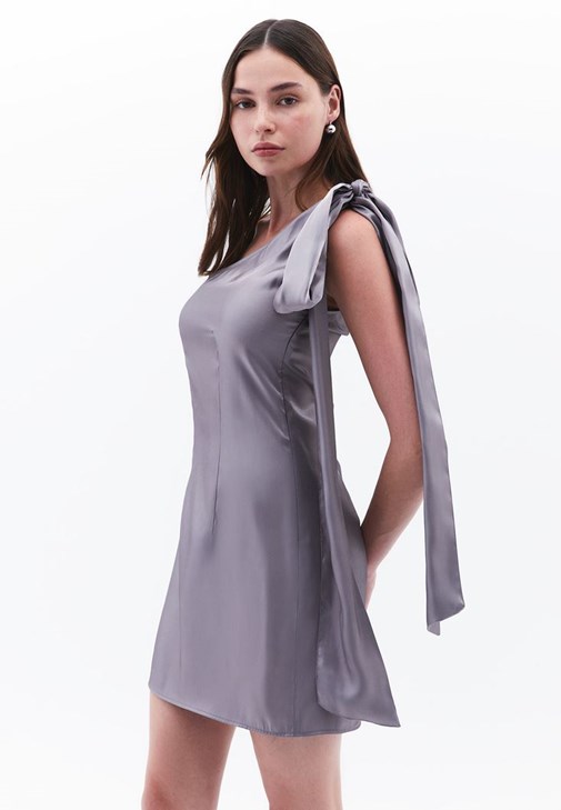 Saten Mini Elbise ve Ayakkabı Kombini