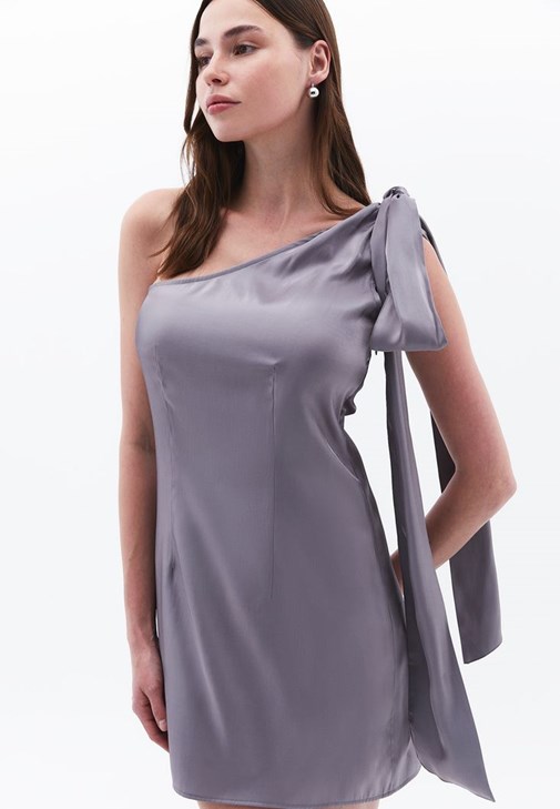 Saten Mini Elbise ve Ayakkabı Kombini