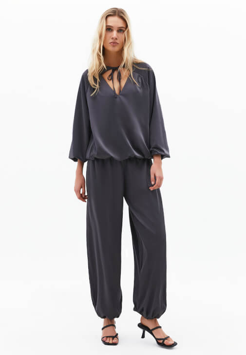 Saten Jogger Pantolon ve Saten Bluz Kombini