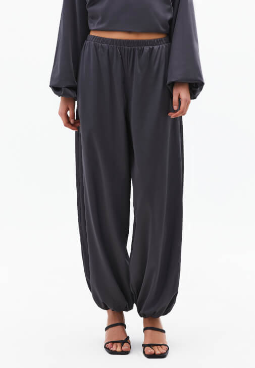 Saten Jogger Pantolon ve Saten Bluz Kombini