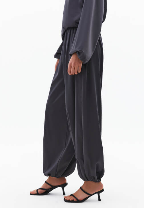 Saten Jogger Pantolon ve Saten Bluz Kombini