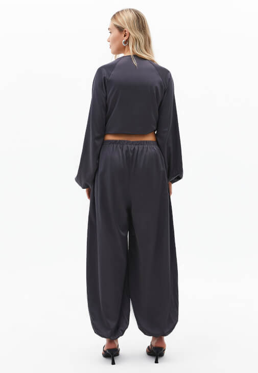 Saten Jogger Pantolon ve Saten Bluz Kombini