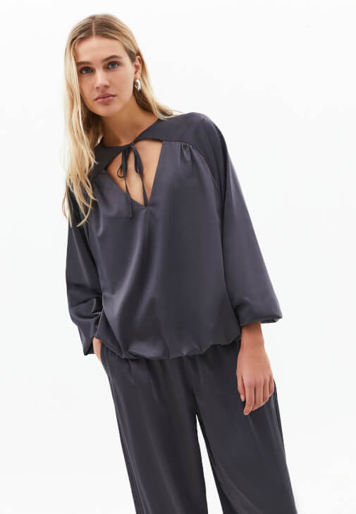 Saten Bluz ve Saten Jogger Pantolon Kombini