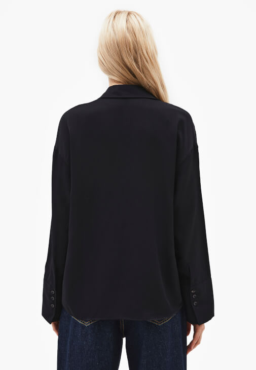 Saten Gömlek ve Barrel-Fit Denim Kombini